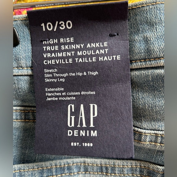 High rise true skinny ankle with secret smoothing pockets and button closure. - Picture 2 of 5